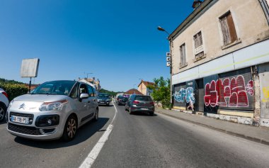 Perigueux, Dordogne, Fransa 31 Mayıs 2023: Navigating City Life: Ulaşım Sistemleri ve Trafik Dolaşımının İncelemesi