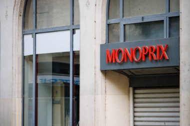 Perigueux, Dordogne, Fransa 3 Haziran 2023: Alışveriş Sahneleri: Sokak Mağazası