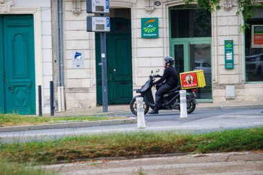 Perigueux, Dordogne, Fransa Haziran 032023: Fermuarlı Şehir: Yoldaki Scooterlar