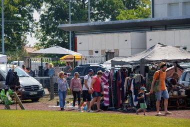 Perigueux, Dordogne, Fransa 3 Haziran 2023: Coulounieix-Chamier - Gizli Hazine: Bit Pazarı ve Garaj Satışı