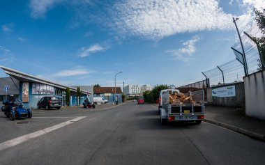 Perigueux, Dordogne, Fransa 3 Haziran 2023: Navigating City Life: Taşımacılık Sistemleri ve Trafik Dolaşımının İncelemesi