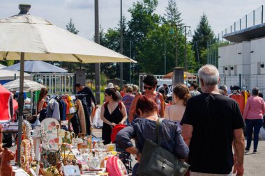 Perigueux, Dordogne, Fransa 3 Haziran 2023: Coulounieix-Chamier - Gizli Hazine: Bit Pazarı ve Garaj Satışı