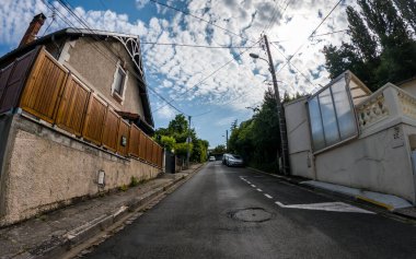 Perigueux, Dordogne, Fransa 3 Haziran 2023: Navigating City Life: Taşımacılık Sistemleri ve Trafik Dolaşımının İncelemesi