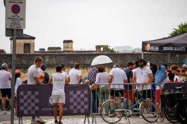 Perigueux, Dordogne, Fransa 'da Haziran 03: 23: Spor: Bir Halk Meydanı' nda Rugby Maçı İzleyen İzleyiciler