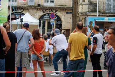 Perigueux, Dordogne, Fransa 'da Haziran 03: 23: Spor: Bir Halk Meydanı' nda Rugby Maçı İzleyen İzleyiciler