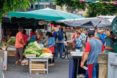 Le Bugue, Dordogne, Fransa Haziran 06: 2023: Renkli Kaos: Sokak Pazarı