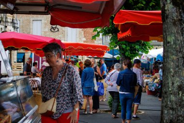 Le Bugue, Dordogne, Fransa Haziran 06: 2023: Renkli Kaos: Sokak Pazarı