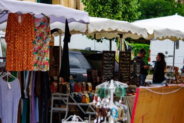 Le Bugue, Dordogne, Fransa Haziran 06: 2023: Renkli Kaos: Sokak Pazarı