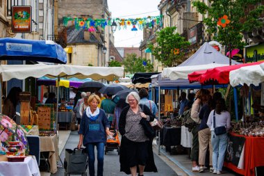Le Bugue, Dordogne, Fransa Haziran 06: 2023: Renkli Kaos: Sokak Pazarı
