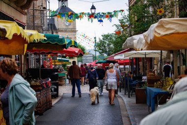 Le Bugue, Dordogne, Fransa Haziran 06: 2023: Renkli Kaos: Sokak Pazarı