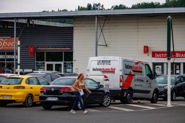 Le Bugue, Dordogne, Fransa 6 Haziran 2023: Açık Yoldaki Kamyonlar