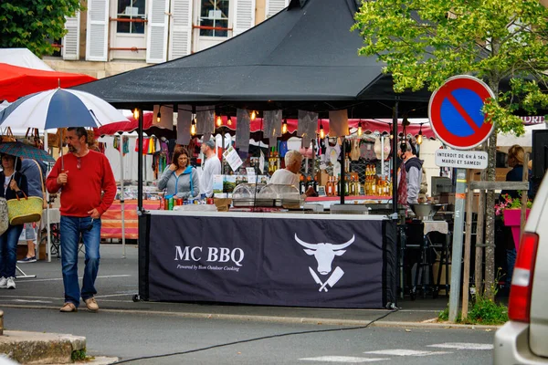 Le Bugue, Dordogne, Fransa Haziran 06: 2023: Renkli Kaos: Sokak Pazarı