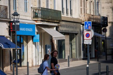 Perigueux, Dordogne, Fransa 06 Haziran 2023: Yol Gösterici: Trafik İşaretleri