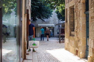 Perigueux, Dordogne, Fransa 08 Haziran 2023: Şehir Balesi: Sokaktaki Yayalar