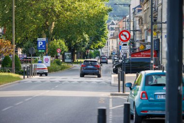 Perigueux, Dordogne, Fransa 06 Haziran 2023: Yol Gösterici: Trafik İşaretleri