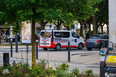 Perigueux, Dordogne, Fransa Haziran 082023: Navigating City Life: Transport Systems and Traraffic Circulation