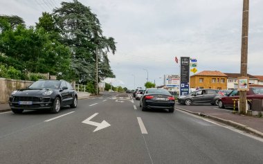 Perigueux, Fransa 08 Haziran 2023: Şehir Hayatı Ebb ve Akışı - Perigueux Trafiği