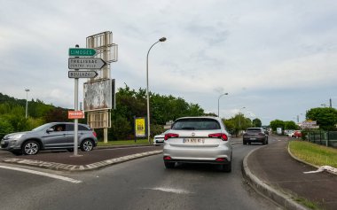 Perigueux, Fransa 08 Haziran 2023: Şehir Hayatı Ebb ve Akışı - Perigueux Trafiği