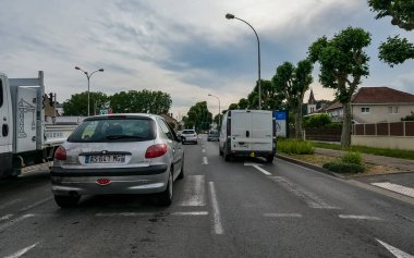 Perigueux, Fransa 08 Haziran 2023: Şehir Hayatı Ebb ve Akışı - Perigueux Trafiği