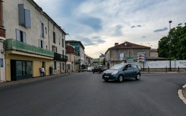 Perigueux, Fransa 08 Haziran 2023: Şehir Hayatı Ebb ve Akışı - Perigueux Trafiği