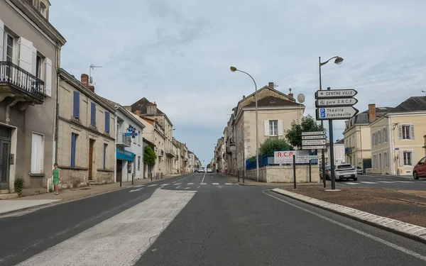 Perigueux, Fransa 08 Haziran 2023: Şehir Hayatı Ebb ve Akışı - Perigueux Trafiği