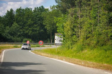 Perigueux, Fransa 'da 10 Haziran 2023: Yolun Nabzı - Perigueux Yollarında Trafik Akışı