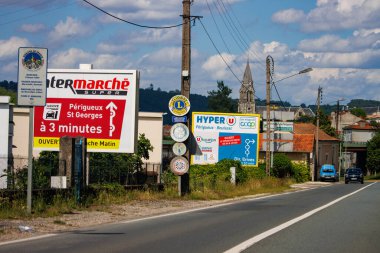 Perigueux, Fransa 'da 10 Haziran 2023: Görsel Davetler - Yol Kenarı Boyunca Billboard