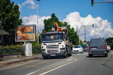 Perigueux, Fransa 'da 10 Haziran 2023: Yolun Nabzı - Perigueux Yollarında Trafik Akışı