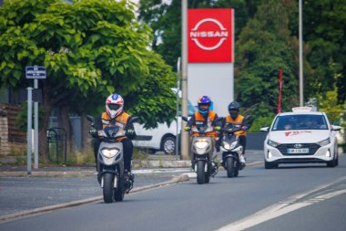 Perigueux, Fransa 'da 10 Haziran 2023: İki Tekerlekli Özgürlük - Sürücü Okulu' nda Scooter Sürücülüğü Öğrenmek