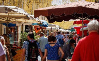 Saint Cyprien, Fransa 11 Haziran 2023: Kıbrıs Rum Kesimi 'nin Bustling Caddesi Marketinde Bir Gün