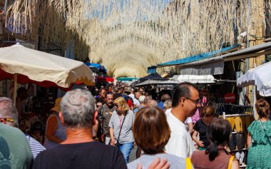 Saint Cyprien, Fransa 11 Haziran 2023: Kıbrıs Rum Kesimi 'nin Bustling Caddesi Marketinde Bir Gün