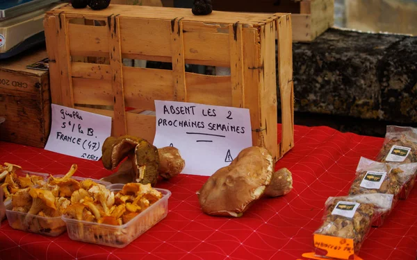 Saint Cyprien, Fransa 11 Haziran 2023: Kıbrıs Rum Kesimi 'nin Bustling Caddesi Marketinde Bir Gün