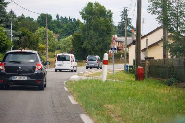 Limoges, Haute Vienne, Fransa 18 Haziran 2023: Bustling Caddelerinde Arabalar