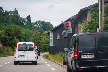 Limoges, Haute Vienne, Fransa 18 Haziran 2023: Bustling Caddelerinde Arabalar
