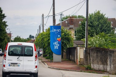 Limoges, Haute Vienne, Fransa 18 Haziran 2023: Kentsel Ayarlarda Göz Algılama Reklam Panoları