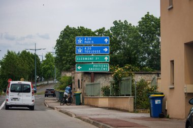 Limoges, Haute Vienne, Fransa 18 Haziran 2023: Limoges, Haute Vienne, Fransa 18 Haziran 2023: Trafik İşaretleriyle Yol Gösterme