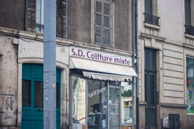 Limoges, Haute Vienne, Fransa 18 Haziran 2023: Antika Mahallede Gelişen Küçük İş