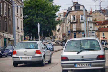 Limoges, Haute Vienne, Fransa 18 Haziran 2023: Bustling Caddelerinde Arabalar
