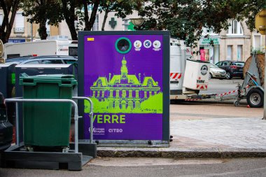 Limoges, Haute Vienne, Fransa 18 Haziran 2023: Atık Çöp Kutuları ve Geri Dönüşümün Önemi