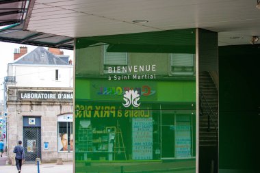 Limoges, Haute Vienne, Fransa 18 Haziran 2023: Antika Mahallede Gelişen Küçük İş