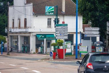 Limoges, Haute Vienne, Fransa 18 Haziran 2023: Limoges, Haute Vienne, Fransa 18 Haziran 2023: Trafik İşaretleriyle Yol Gösterme