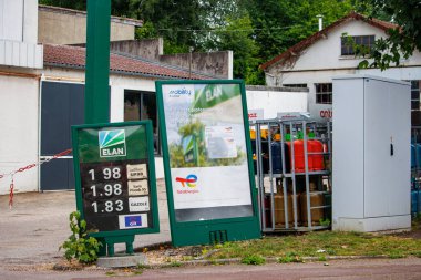 Limoges, Haute Vienne, Fransa 18 Haziran 2023: Doğalgaz istasyonlarında yakıt ikmali