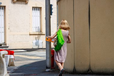 Perigueux, Dordogne, Fransa 17 Haziran 2023: Şehirdeki Yayaların Günlük Yaşamı