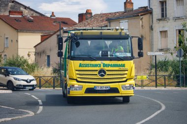 Perigueux, Dordogne, Fransa 17 Haziran 2023: Kamyon Şehir Caddelerinde Manevra Yapıyor