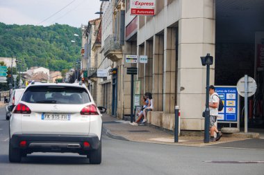 Perigueux, Dordogne, Fransa 17 Haziran 2023: The Ebb and Flow of City Car Traraffic