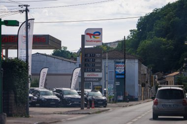 Perigueux, Dordogne, Fransa 17 Haziran 2023: Bir Benzin İstasyonunun Yaşamından Bir Gün