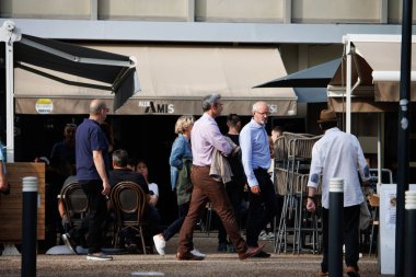 Perigueux, Dordogne, Fransa, 21 Haziran 2023: Şehir sokaklarını süsleyen canlı yayalar geçidi