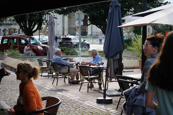 Periguux Dordogne フランス 2023年6月21日 テラスでの笑いと会話のシンフォニー — ストック写真