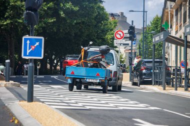 Perigueux, Dordogne, Fransa, 2 Temmuz 2023: Scooter 'ı ile Bir Karavanı Çekmek