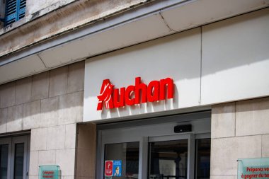 Perigueux, Dordogne, Fransa, 2 Temmuz 2023: Bustling Auchan Süpermarketinde Alışveriş Avcıları
